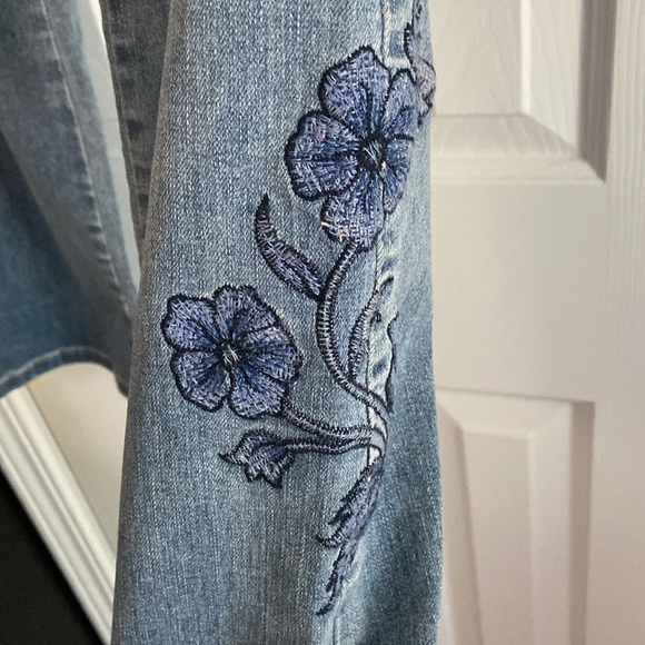 W62 Women’s Floral Embroidered Boot Cut Denim Jeans Size 8 Cotton Blend - Picture 3 of 7